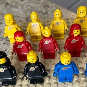 Rare black, and other color Lego Classic Space Minifigure ! No fading